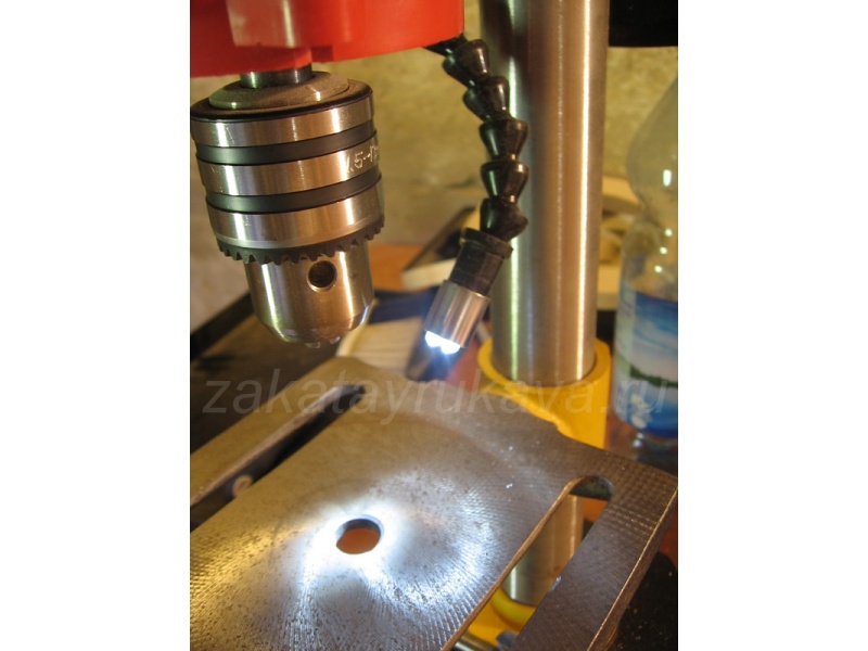 Трубка подсветки не мешает обзору.