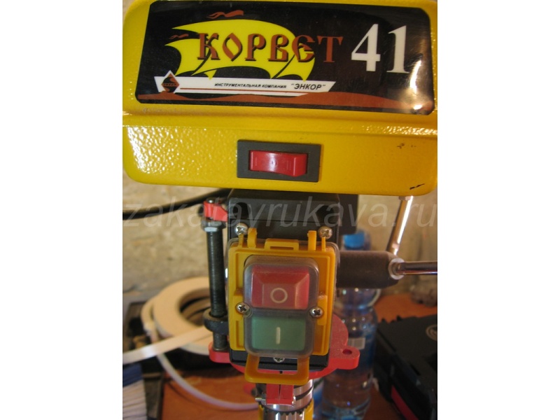 Тумблер управления подсветкой. Три положения: вкл, выкл, авто.