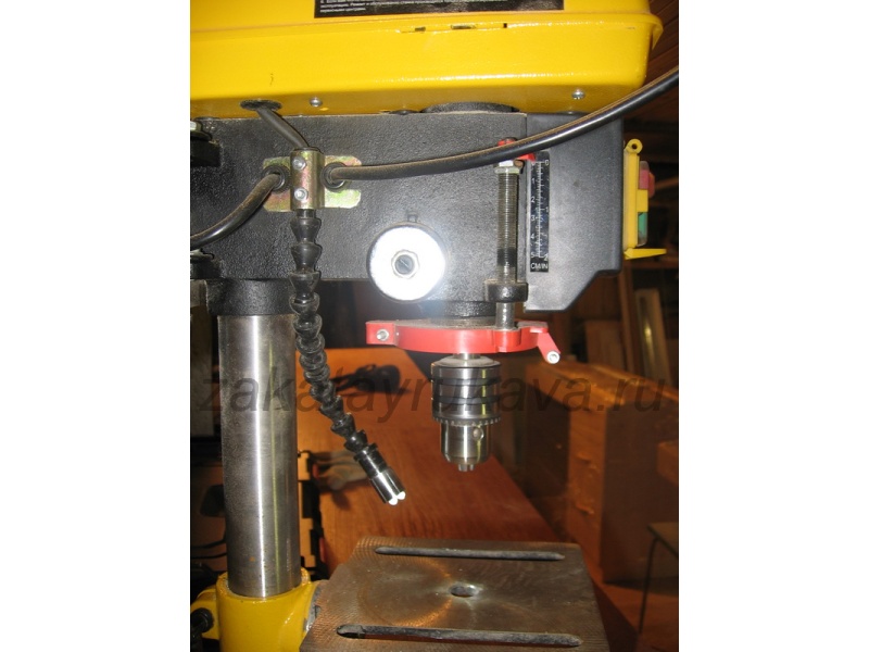 Один из способов крепления на станине. Крепление с помощью металлического хомута.