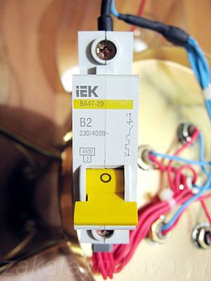 Однополюсный автоматический выключатель ИЭК B2 (2 А).