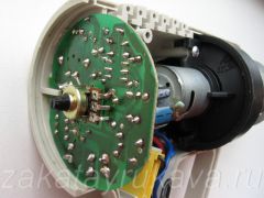 Плата с электроникой фена Интерскол ФЭ-2000. Переменный резистор в центре.